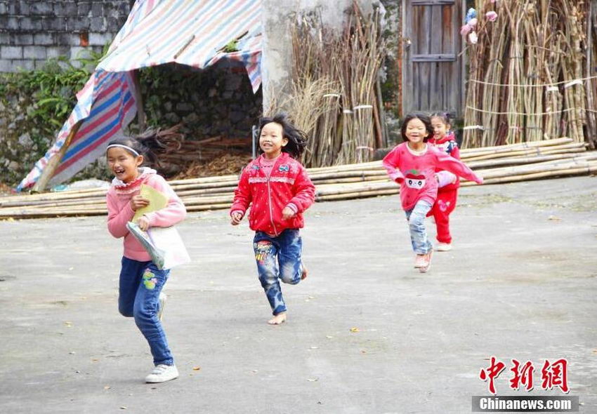12月3日，在广西柳江县土博镇二中，几个学生在追逐玩耍。