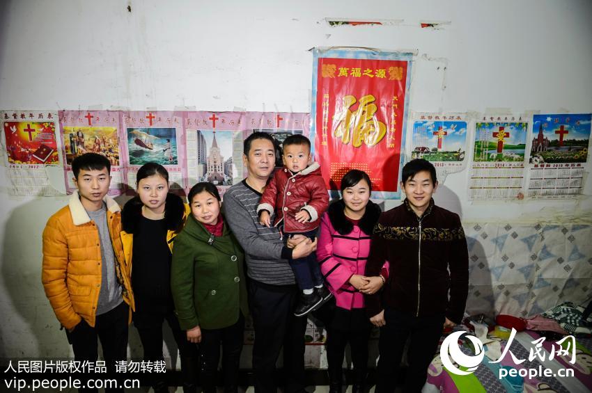 �������촺���䣺27���Ա�����ͥ��ɣ�7������ͥ��飺����ǰû�¸�ʱ���͵������ھӼҴ��š����졣�Ժ�ᵽ¥���������ʱ��Ӧ����Ҳû���ˡ�������������С۫������촺���ǻ�����Ű�Ǩ����ס��������һ���ʵ���������ϣ���������Լ������⡢���ϰ壬������֥�鿪���ڽڸߡ�