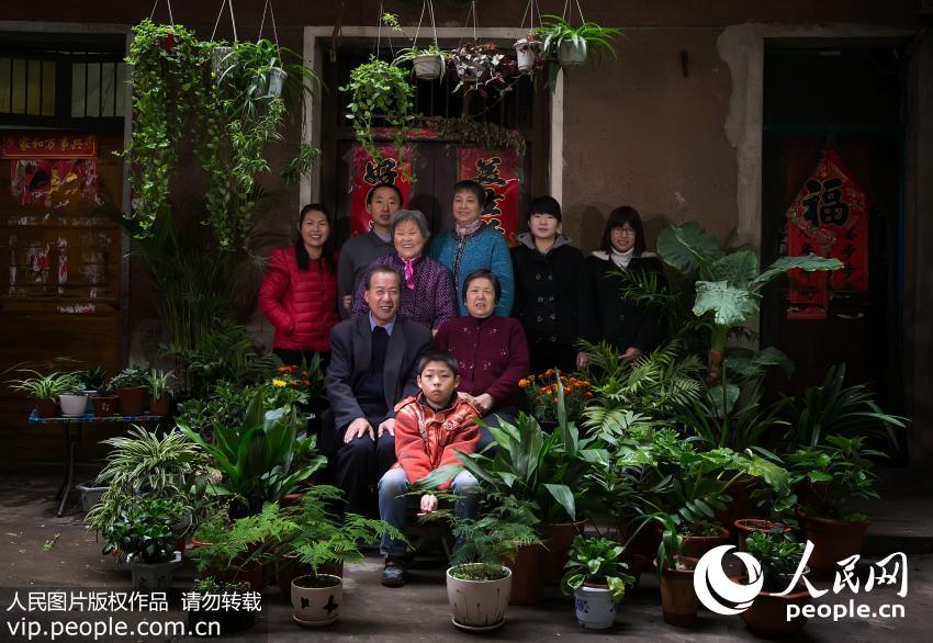 ����������֥���䣺67���Ա�Ů��ͥ��ɣ�4������ͥ��飺����֥ϲ���ֻ���Ժ��������ϰ��軨�ݣ��¼��������ӻ���������������������ʮ����ʢ������֥˵�������̳������ӣ������Լ��֣���Ȼ�ǳ��д壬�������˵㣬����ֻҪ����װ�磬����������һ���Ȱ������д�Ҳ���Ժ�������