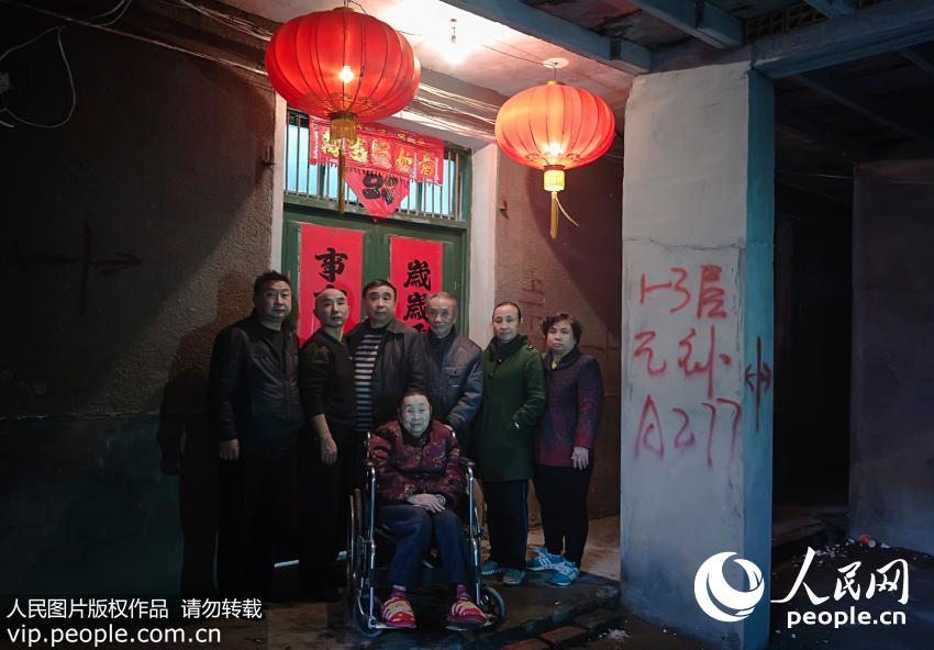 ���������������䣺52���Ա�����ͥ��ɣ�����ͬ����ͥ��飺���������Ǹ�����壬��47���ˣ������������϶�������5���ֵܽ��á���16�������Ϳ�ʼ��ϰ��������ȭ��ն��ȫ�����ش�С����20�����̸��������Ǩ��������˵�������ﻷ��̫�ɹ�·����ɲ��ˣ�ϣ���Ͽ��Ǩ����