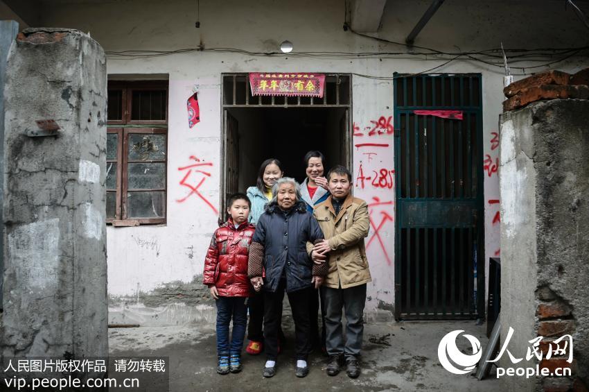 ���������������䣺37���Ա�Ů��ͥ��ɣ�5������ͥ��飺��������������ӹ�˾�������ɷ����岻�ã����ܸ��ػȫ��5���˵�������Դ����������΢���Ĺ���֧�š�����δ����������ϣ��һ˫��Ů�������ú�ѧϰ��ͨ���Լ���Ŭ���ı����ˡ�