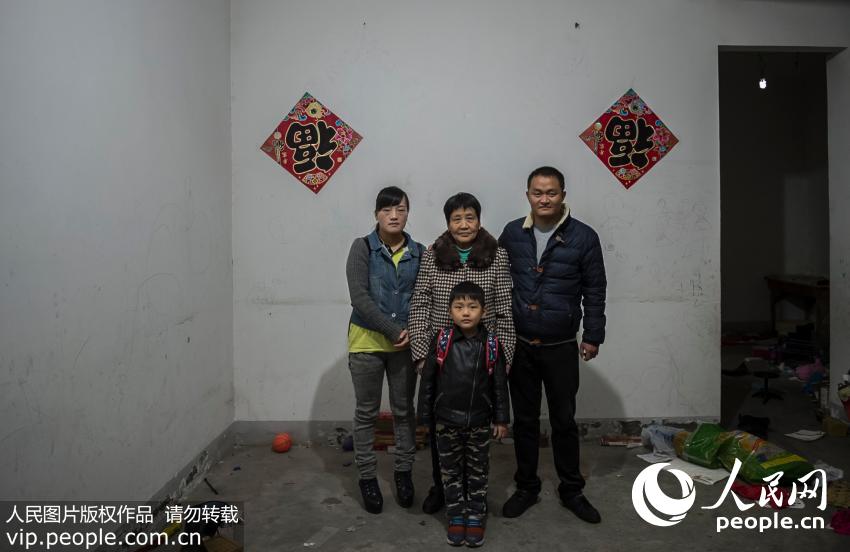 ������������䣺65���Ա�Ů��ͥ��ɣ�4������ͥ��飺��Ϊ�ż�ˮ�����������ڴ�ס��ʮ���꣬Ҳ��֤����С۫�Ĵ�չ��������·�޺ú����ｻͨԽ��Խ�����������ˣ�����ס���·��ӣ����Ǵ�������ĸ��ˣ�ϣ���¼ҵ������Խ��Խ�á���