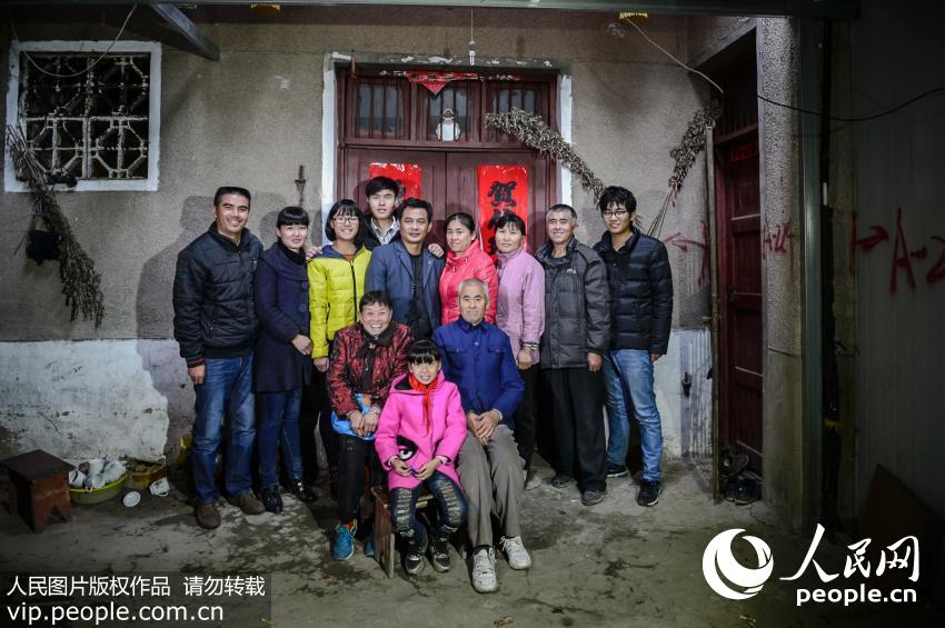 ���������������䣺74���Ա�����ͥ��ɣ�12������ͥ��飺Сʱ�򣬳��Ŵ���˯�����϶���������ܸ�С������������Ӱ���������ԻιѼ�ӣ�ʵ��Ϊ������Ӿ����Ȼ�����˷��ֺ������ⲻ��һ�ٱ��򣬵���Ҳ��Ϊ���������ͯ����䡣���ڰ�Ǩ����ϣ����Ů��ͥ�Ҹ������ӱ������ɳ���