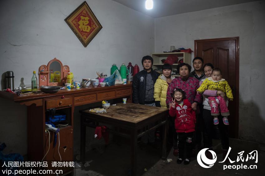 ���������������䣺53���Ա�Ů��ͥ��ɣ�8������ͥ��飺��1991��ᵽ��С۫��������������ס��20���ꡣ������˵����ǰ������Ҫ��5��·��˫�������ڼ��ſھ��д����̳������У�����Խ��Խ�����ˡ�����δ������ϣ����Ƭ���ط�չԽ��Խ�ã���Ϊ�����Ż���