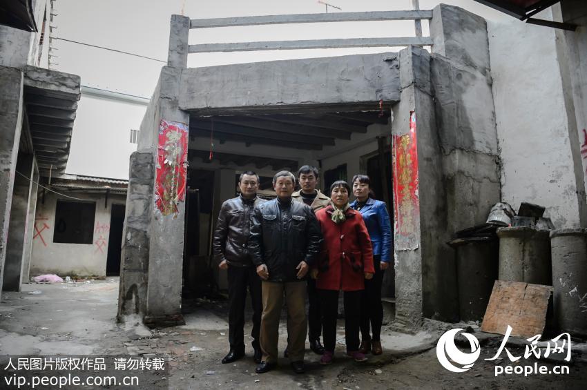 ��������²����䣺76���Ա�����ͥ��ɣ�5������ͥ��飺��ƽ�����߷���¥������²�̹��������Խ��Խ���ˡ�̸����Ǩ����²�˵����Ȼ��ǰ�������Ų�Ǩ�����·��ӣ�����Ҫ���ˣ�������ͦ������ζ���Ͼ������¼�������ഺ��Ը��С۫������Խ��Խ�á�