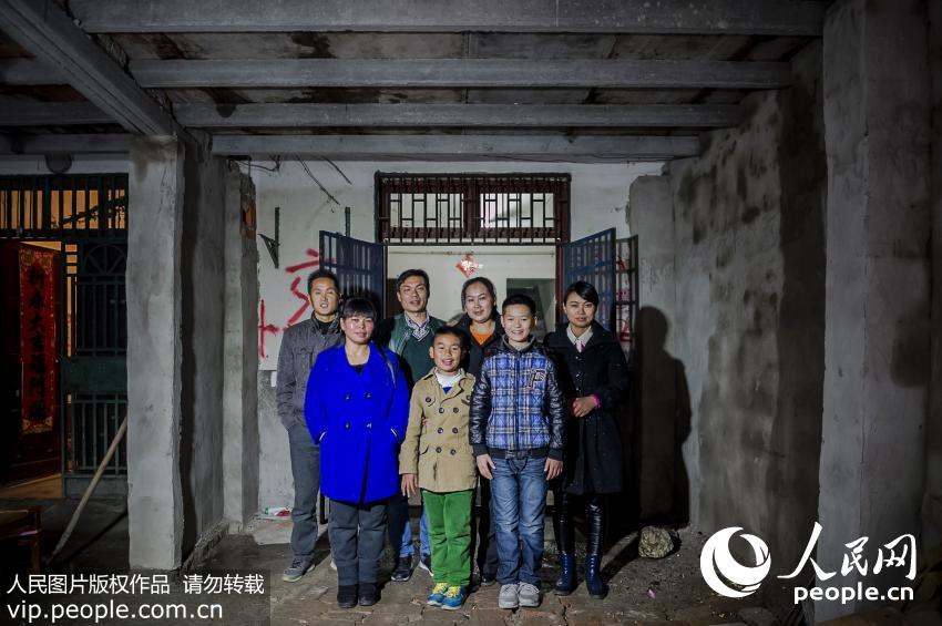 ���������������䣺36���Ա�����ͥ��ɣ�7������ͥ��飺�ڸ����࿴������Ǩ�Ǽ�ϲ�ǲΰ�����飬ϲ���ڴ����ǻ��и��õĹ��ޣ�������ס��20���꣬�����������ӣ�ʮ�ֲ��ᡣ������˵�����¼ң��������еĴ��£���ϣ��δ�����¼Ҹ���ܰ����������