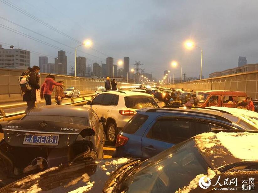 道路结冰，瑞杭高速昆明入城方向多车相撞。