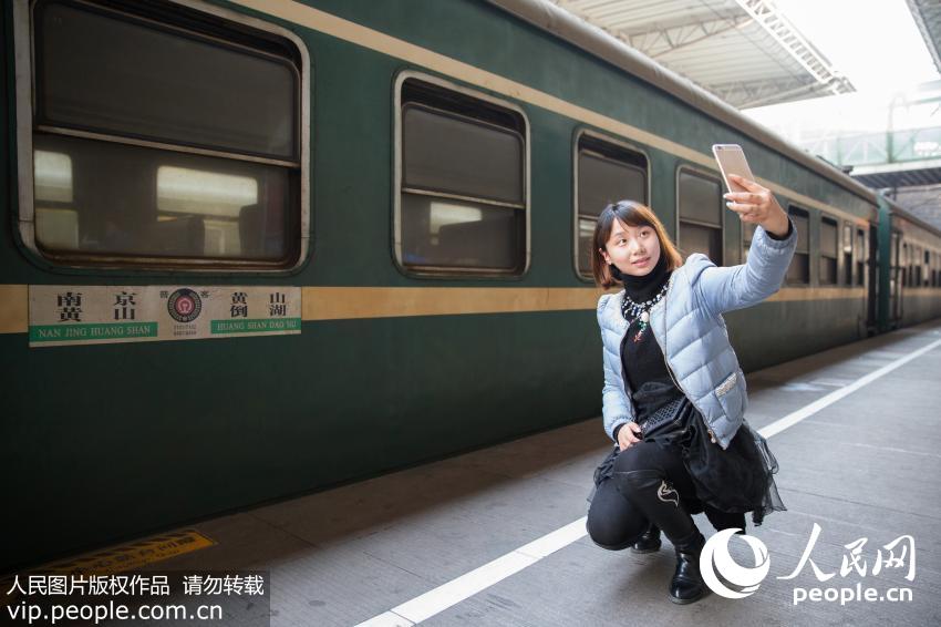 2016��1��3�գ�һ���ÿ���7102���г�ǰ�������