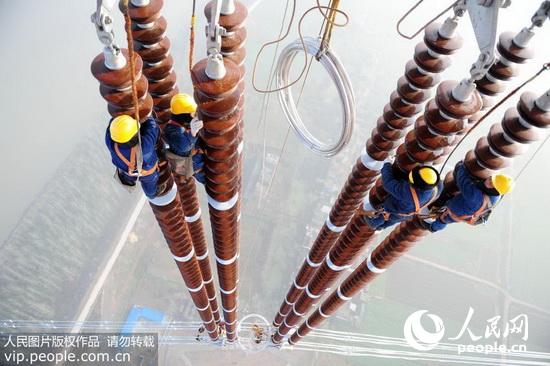 安徽池州:“西电东送”灵绍线特高压完成长江大跨越(2015.12.28)海外版2版