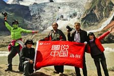 河南洛阳网友探访中国最美冰川