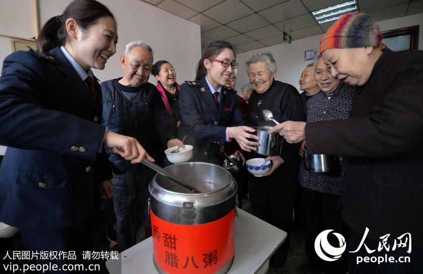 2016��1��17�գ��ӱ�ʡ�����з�������˰�ֵĵ�Ա־Ը�ߴ���������ġ����������ࡱ��������Դ���깫Ԣ��Ϊ������ʢ��һ�����������ڵ������࣬�ں���Ķ�����������ů��ף��������ȺӢ/����ͼƬ��