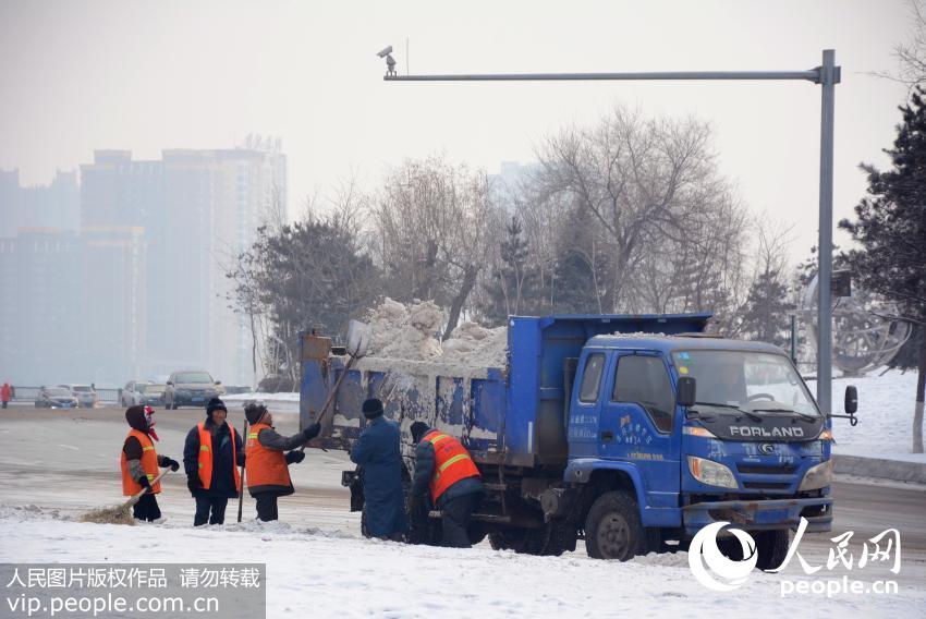 19�գ��ڼ����н�ͷ���������ֳ����������ϵĺ���ѩ����������/����ͼƬ��