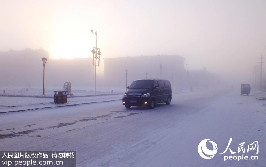 据呼伦贝尔市气象局监测,1月19日清晨,当地61个气象监测站周围气温均降至零下40℃以下,极寒天气范围继续扩大。其中,额尔古纳市机耕队监测点监测到零下47.5℃低温,这也是入冬以来全国监测到的最低气温。(王伟/人民图片)