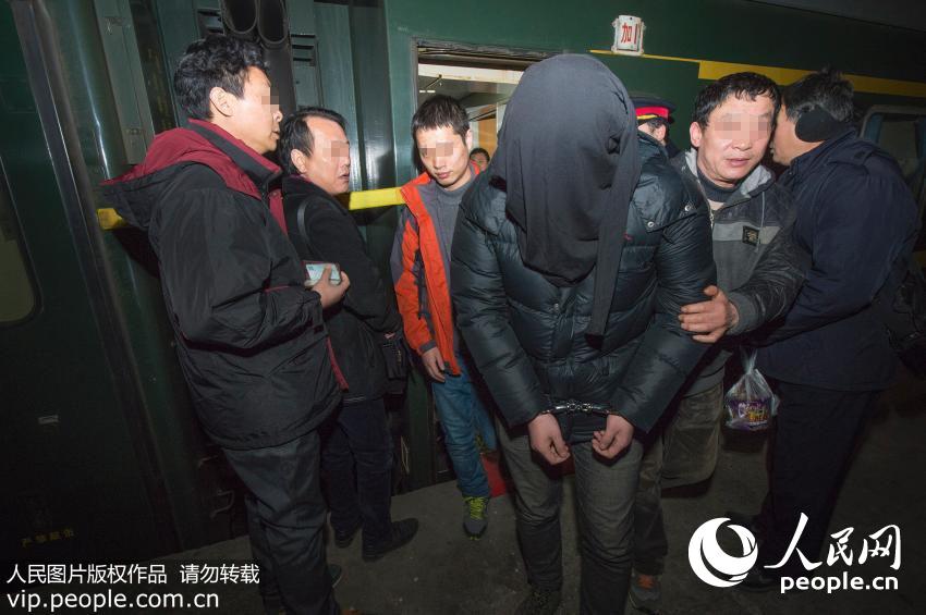 高清组图:南京铁警午夜列车擒盗贼
