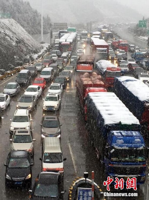 ����ͻ����ѩ ���ٹ�·��8����ӵ�³�����2��