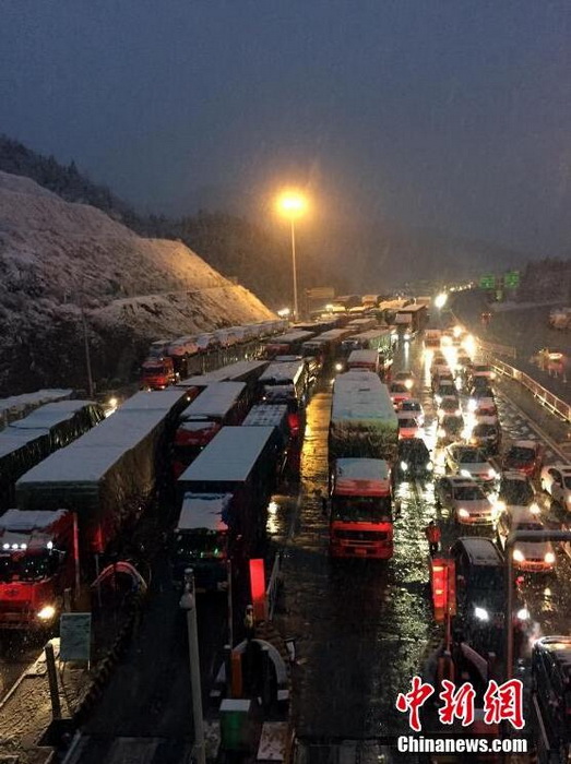 ����ͻ����ѩ ���ٹ�·��8����ӵ�³�����4��