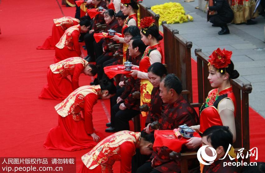 ����һ��λ����Т�� Ա����ݸ�ĸ��ѹ��Ǯ��3��