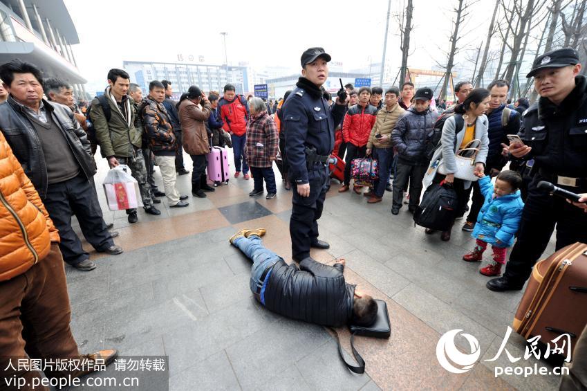 旅客突发病情后，正在车站执勤的警察迅即维持秩序。