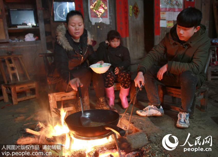 龙文珍妈妈在给孩子们炒菜。一年了，孩子们终于享受到妈妈亲手炒的菜。