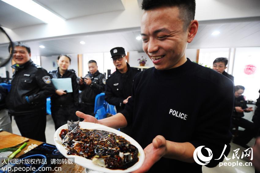杭州警察厨艺大比拼 热闹迎新春