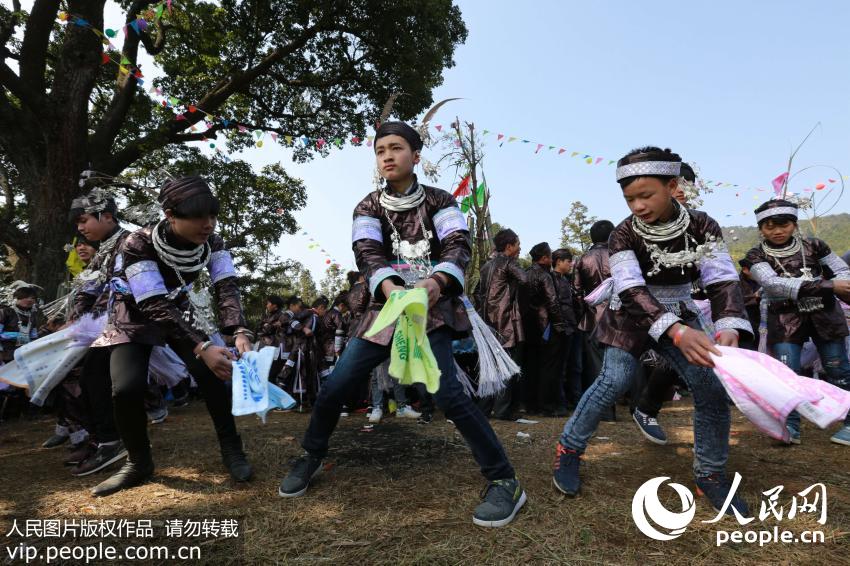 2月5日，贵州省从江县停洞镇加当苗寨苗族青年跳起欢快的芦笙舞。