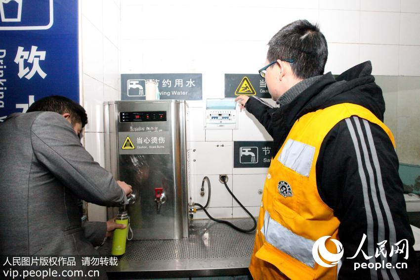 2��16�����磬�ɶ���վ���ڳ���繤��ְ����ƽ����Ѳ�Ӽ��վ�ڸ������ĵ�����·����ˮ��¯���ƾߵ��豸��ȫվ20��̨��¯���ɰ���ǧ�ĵ����豸����ͬ����ÿ�춼Ҫ����Ѳ�ӣ�������������������