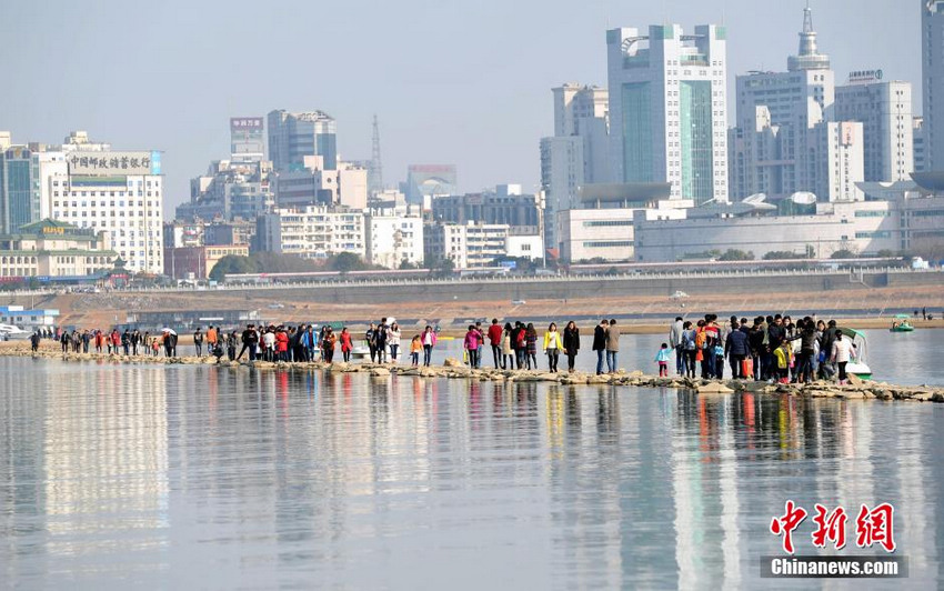 �ӽ��֡�ˮ��ʯ�������� �ϲ����������硰ˮ��Ư����4��