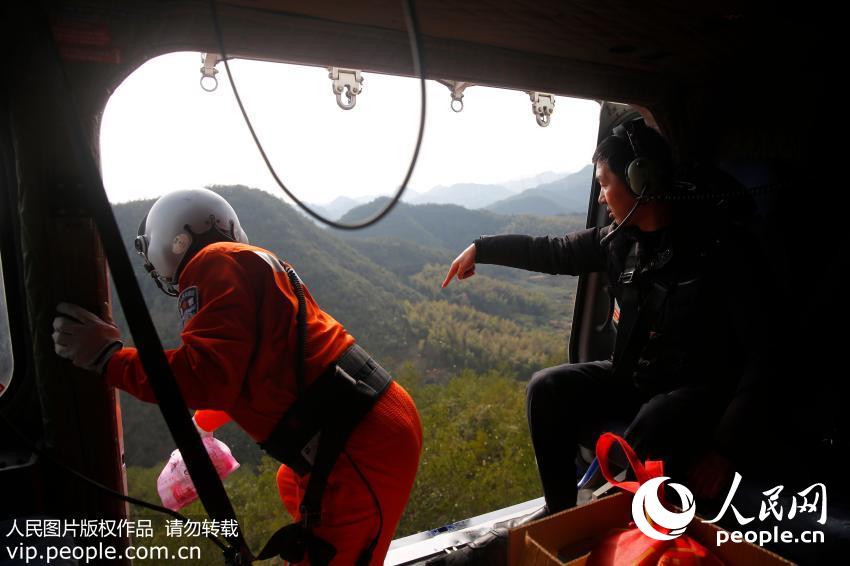 ֱ����Ͷ�ž�Ԯ�� �ֳ��ľ��񺽿նӶ�Ա���߼��ߣ��Ѿ���Ա��������ʳƷ��ˮ�Ⱦ�Ԯ����װ����ʮ����Ԯ�����Ѱֱ����������Щ�ѾȰ�Ͷ�����ӿ��ܳ��ֵĵ����� 