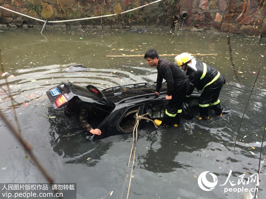 浙江海宁：宝马车被追尾掉入河中致一名孕妇溺亡