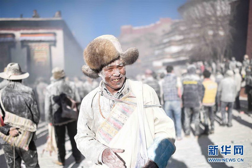 藏族群众互撒糌粑闹新春【3】