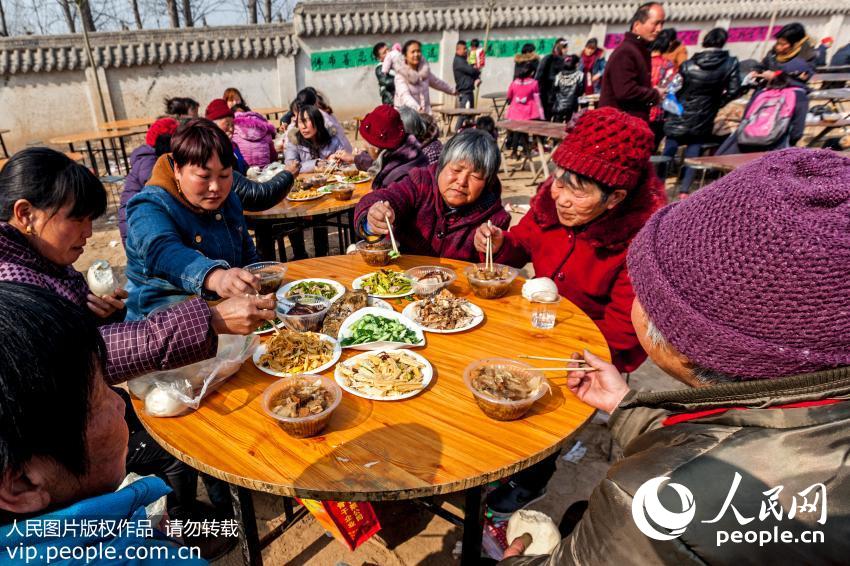 河南濮阳两千人同吃“一锅饭”拜祭舜帝 场面壮观【3】