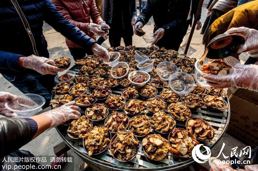 河南濮阳两千人同吃“一锅饭”拜祭舜帝 场面壮观【6】