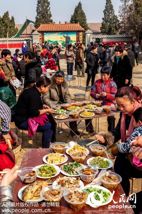 河南濮阳两千人同吃“一锅饭”拜祭舜帝 场面壮观【5】