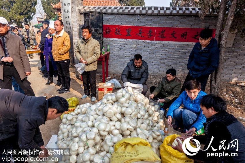 河南濮阳两千人同吃“一锅饭”拜祭舜帝 场面壮观【8】