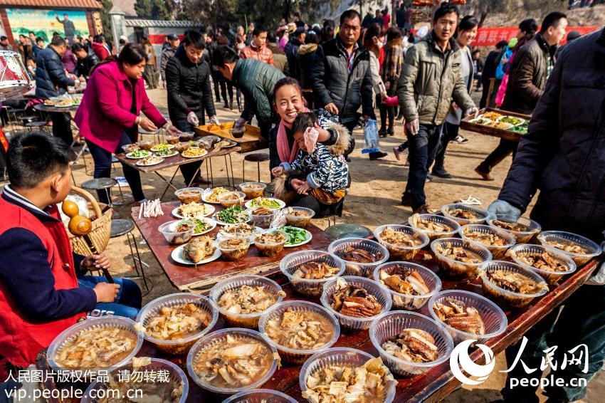 河南濮阳两千人同吃“一锅饭”拜祭舜帝 场面壮观【9】