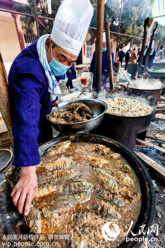 河南濮阳两千人同吃“一锅饭”拜祭舜帝 场面壮观