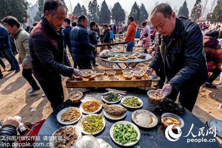 河南濮阳两千人同吃“一锅饭”拜祭舜帝 场面壮观【11】