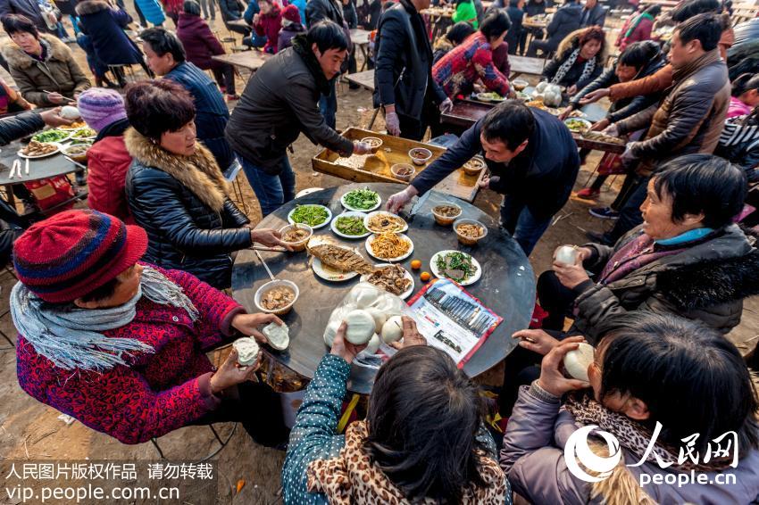 河南濮阳两千人同吃“一锅饭”拜祭舜帝 场面壮观【10】