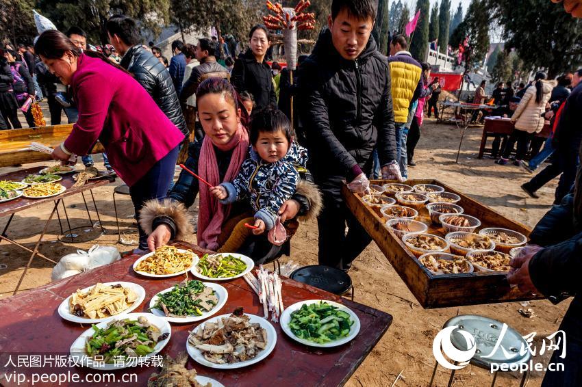 河南濮阳两千人同吃“一锅饭”拜祭舜帝 场面壮观【12】