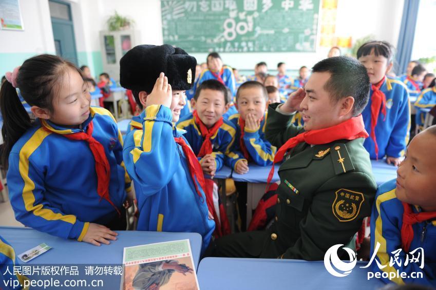 高清组图:全国各地开展学雷锋献爱心活动