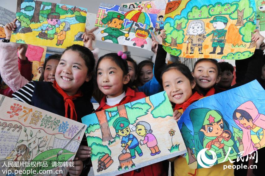 高清组图:全国各地开展学雷锋献爱心活动