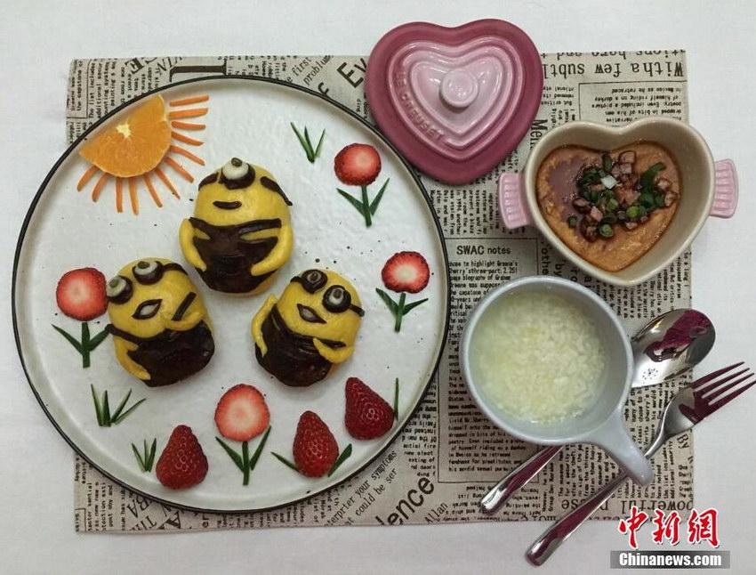 图为王婧为女儿制作的小黄人早餐。