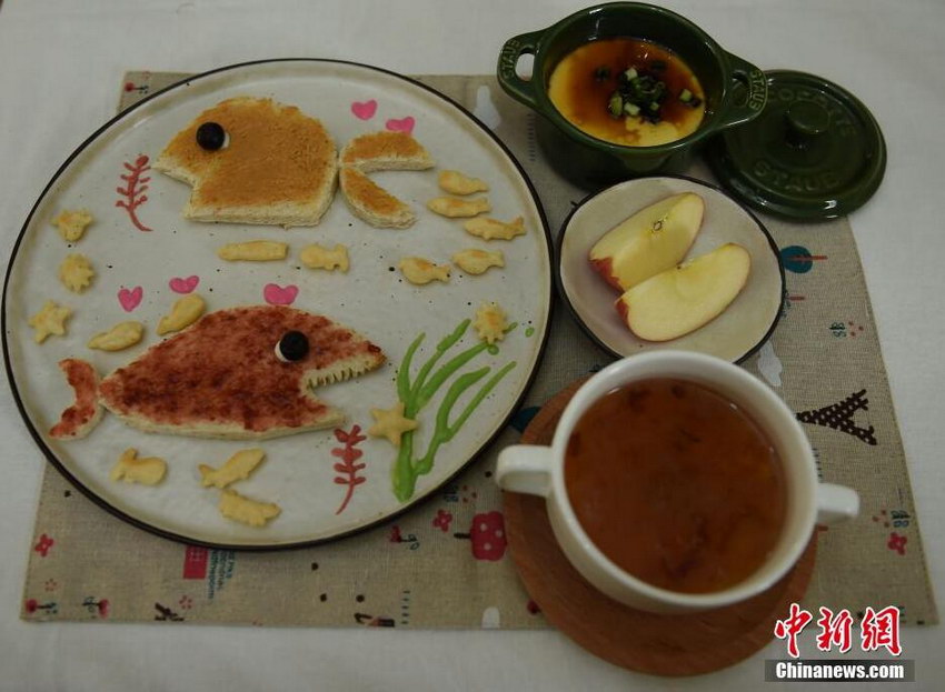 王婧展示为女儿制作的“海洋世界”爱心早餐。