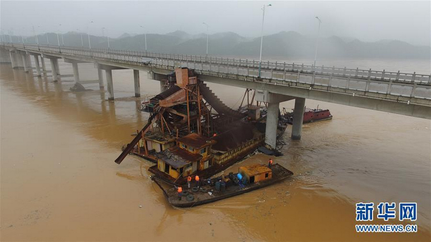 江西赣州暴雨致水位猛涨 采沙船被洪水冲走撞上大桥