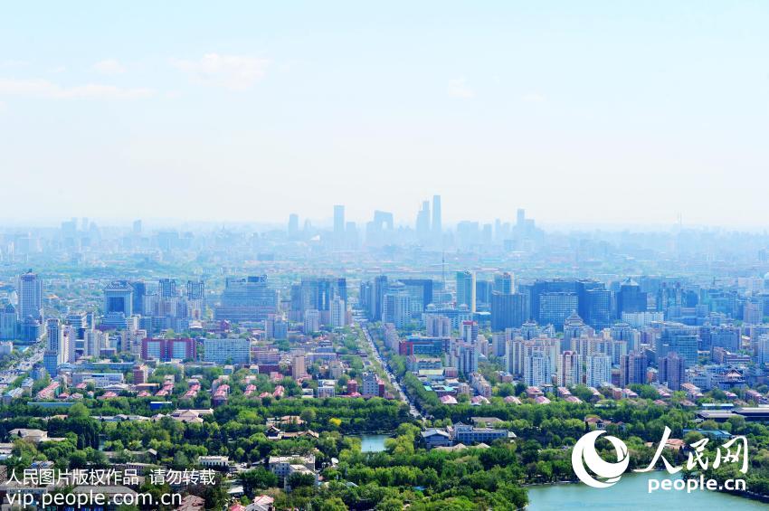 北京现蓝天白云 游客高空俯瞰美景