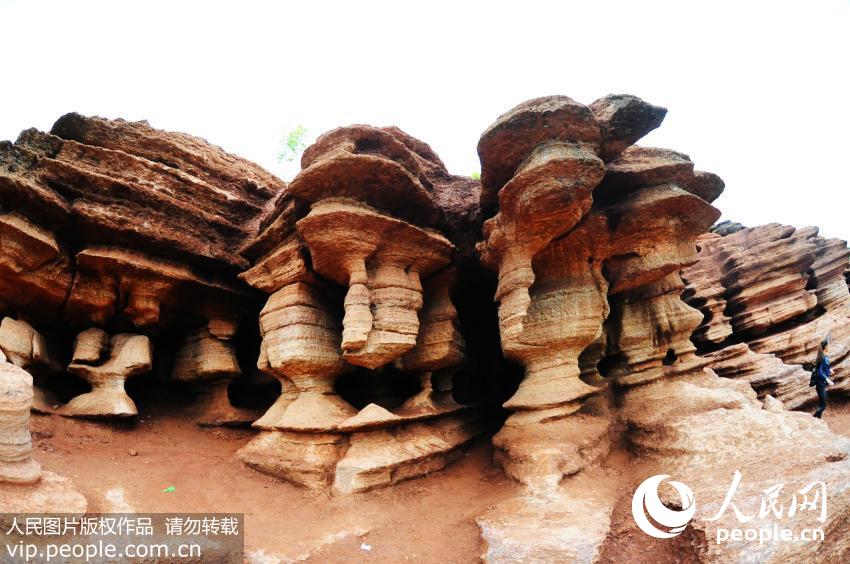 重庆酉阳红石林奇特的岩溶地貌景观