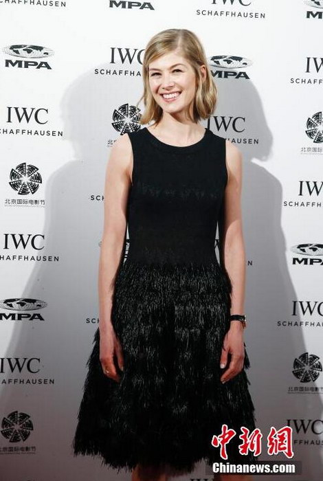 Ӣ��Ů��Ա�ᴾ��(Rosamund Pike)�ڱ�����ϯIWC�������Ӱ��֮ҹ��