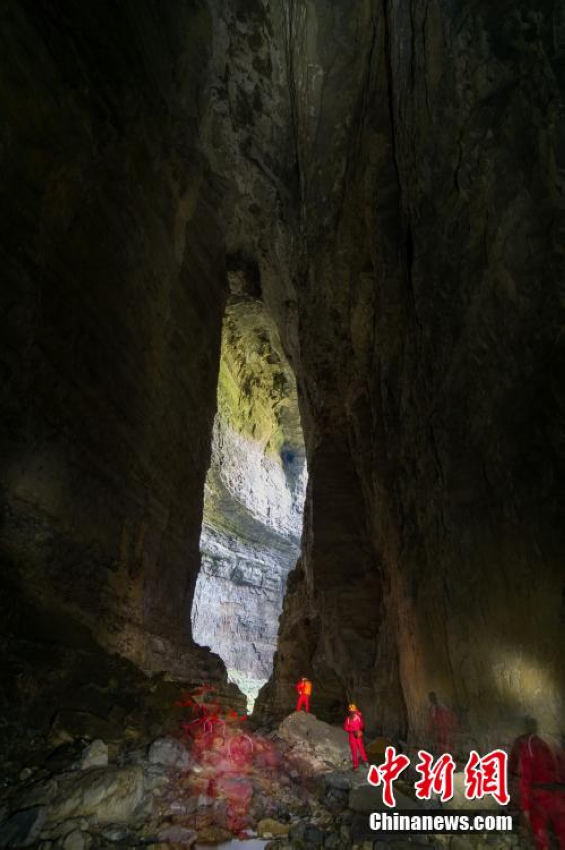 ͼΪ���嶴Ѩ̽�ն�Ա�ھ޴���ܶ��������в�����