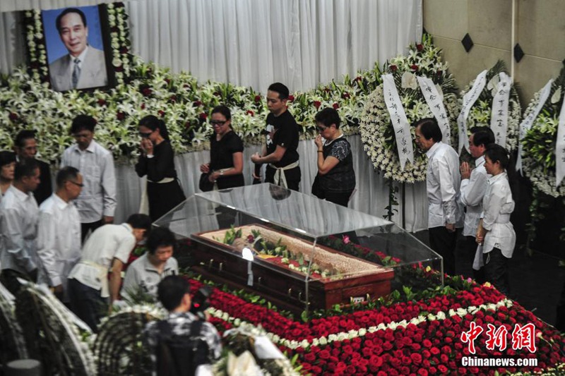 4月29日,罗家宝遗体告别仪式在广州举行。罗家宝是著名粤剧表演艺术家、国家级非遗传承人、首届广东省文艺终身成就奖获得者,因病抢救无效,于2016年4月21日21时18分在广州中山大学附属第一医院与世长辞,享年86岁。中新社记者 陈骥旻 摄