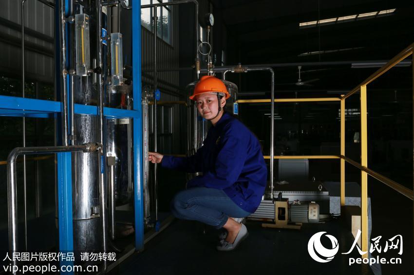 张凡在化工系实训车间检查仪器设备(2016年4月26日摄)。张凡,生于1996年,化工专业。目前心境是“汹涌澎湃,无数神兽在心中奔腾而来。”令张凡最难忘的一件事情,她参加第六届山东省化工行业职业技能大赛,并与队友杨振行一同获得个人三等奖。关于毕业后的打算,她考虑找一份与化工相关专业的工作,期待薪资3000元以上。